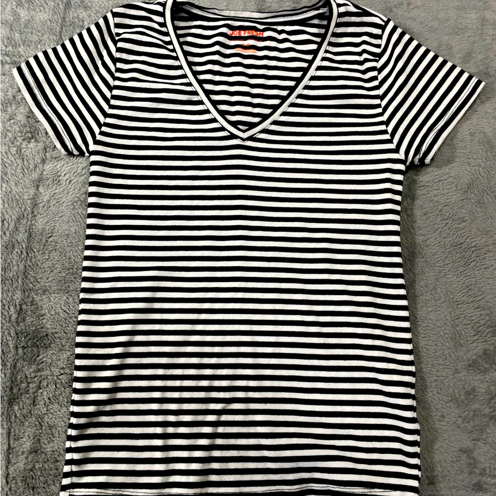 JOE Fresh size medium v neck tshirt / perfect condition -100% cotton